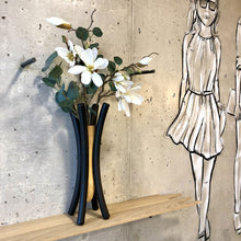 Laden Sie das Bild in den Galerie-Viewer, Holzvase Ahorn schwarz